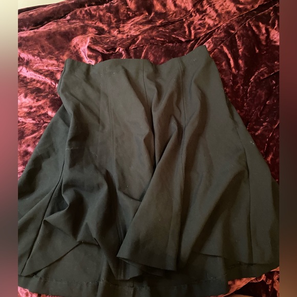 black skirt mid thigh to knee length - Picture 2 of 2